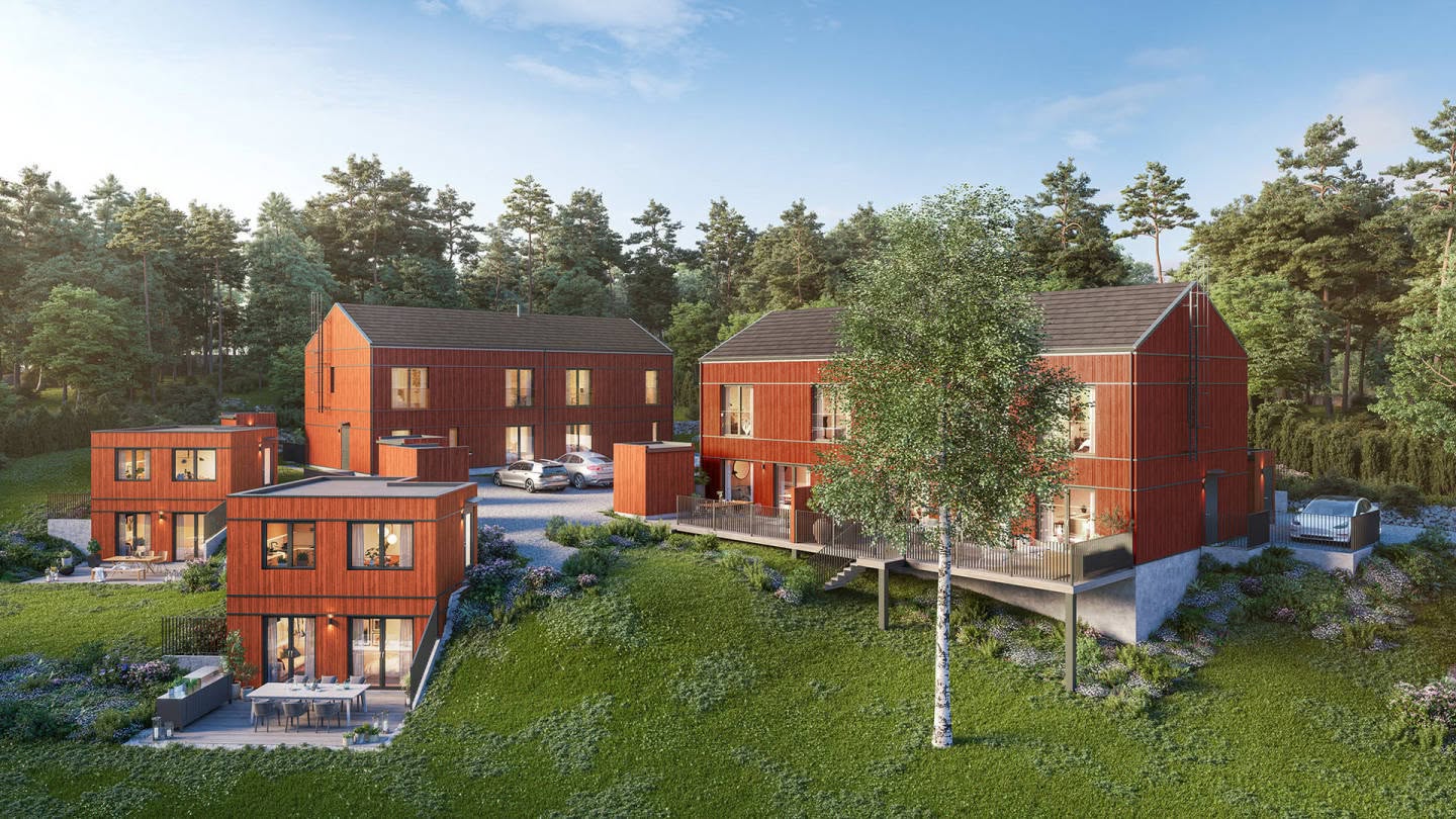 Föreningens röda trähus i två plan bland tallar, med uteplatser, en björk och bilar på gården.